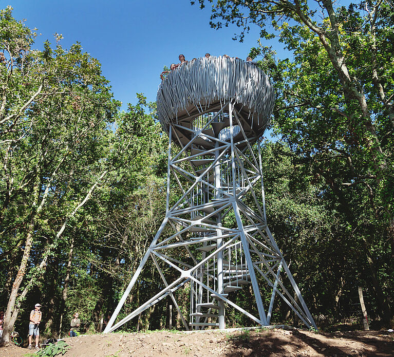 Un nid observatoire, une passerelle et un pont suspendu accessibles